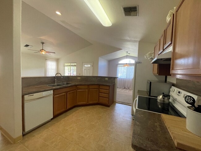 Building Photo - Kihei Three Bedroom