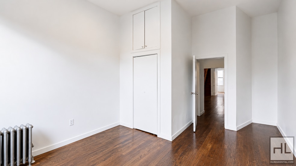 Building Photo - FRANKLIN AVENUE / 2-Bed 1/Bed / Loft Space / AVAILABLE OCTOBER 1st