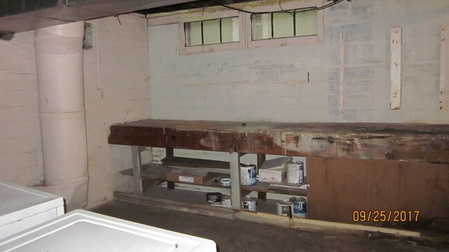 Building Photo - 1625 E 13th St