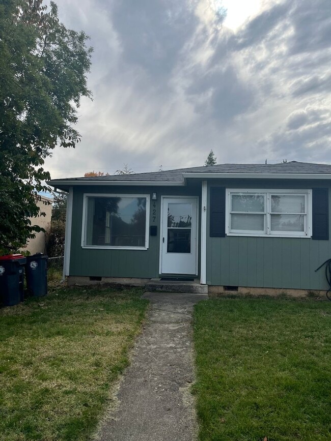 Building Photo - Medford 2 Bedroom, 1 bath Duplex with Fenc...