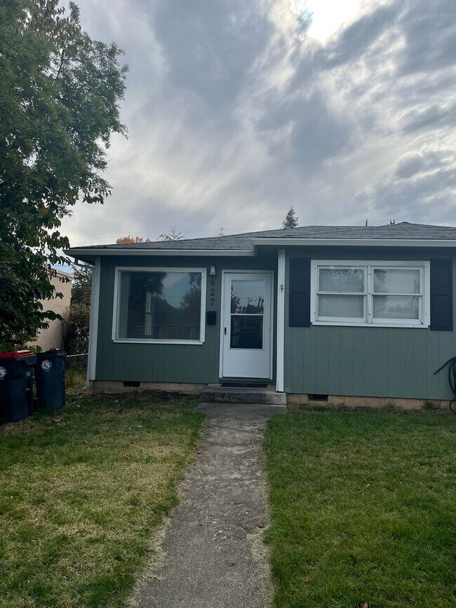 Primary Photo - Medford 2 Bedroom, 1 bath Duplex with Fenc...