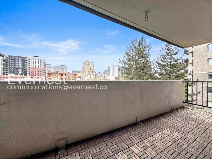 Building Photo - 601 W 11th Ave