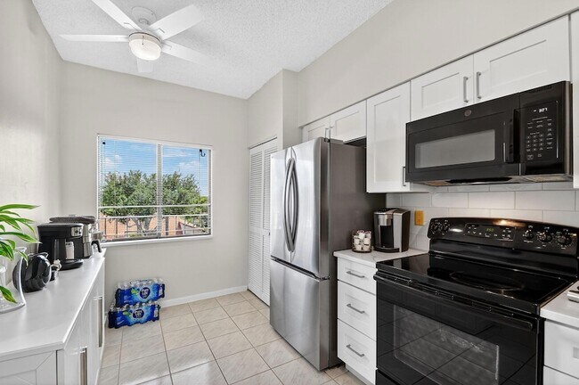 Building Photo - 6193 Pointe Regal Cir