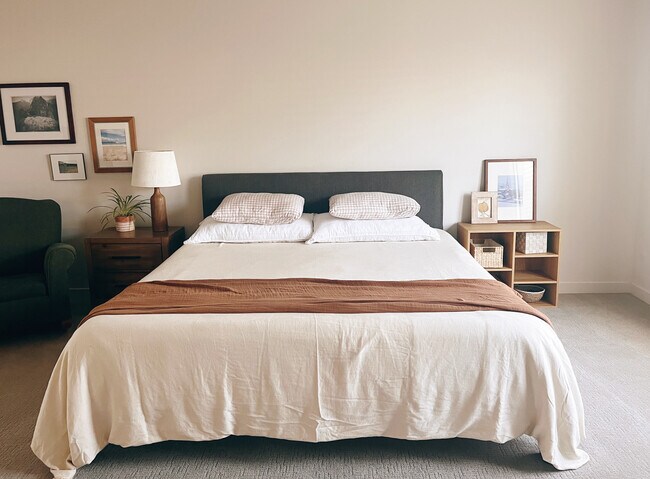 Building Photo - 16848 N Breeds Hill Ave