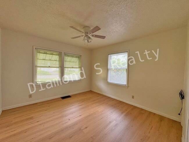 Building Photo - Cute 2 Bedroom Home Located Near Fort & Su...
