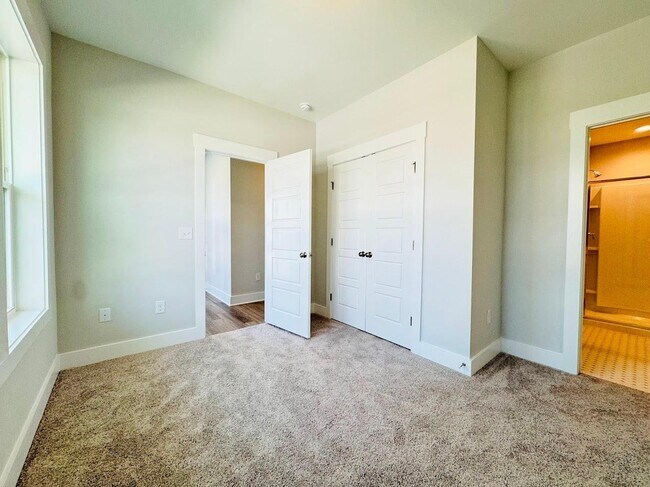 Building Photo - 4 bedroom End Unit Townhome in Wendell Fall