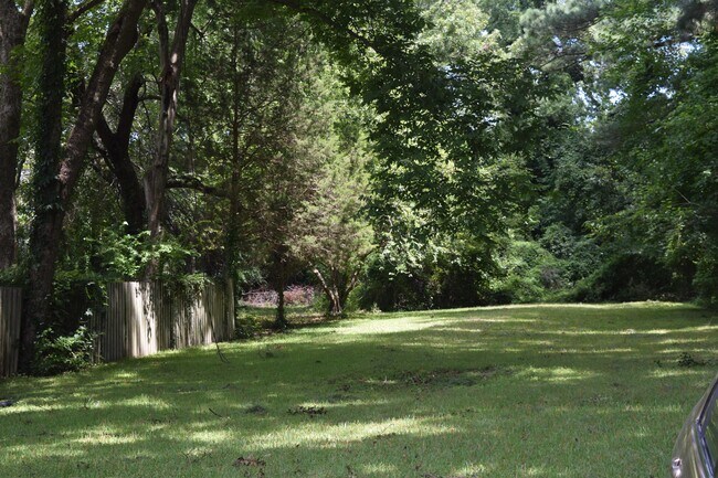 Building Photo - 310 La Salle Ave