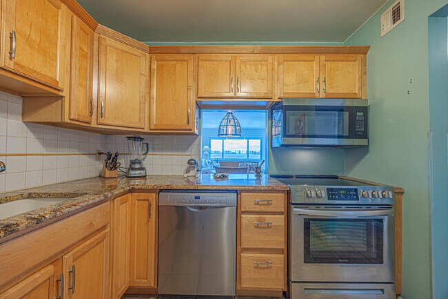 Building Photo - 1516 S Lakeside Dr