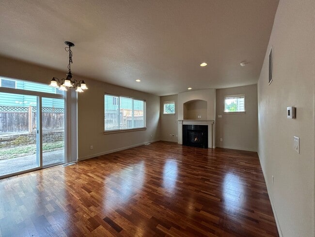Building Photo - Spacious 4 Bed, 2.5 Bath Home!