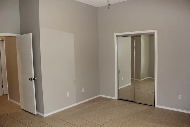 Building Photo - 2208 Quiet Wood Dr