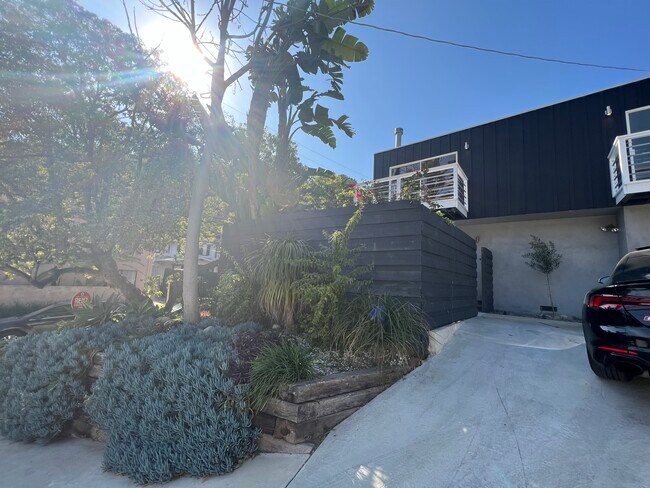 Building Photo - 6121 Glen Holly St