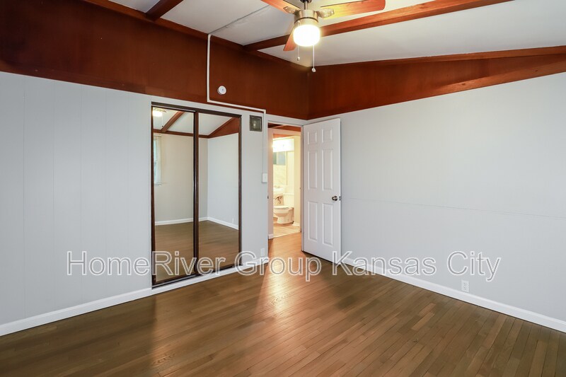 Building Photo - 5602 N Woodland Ave
