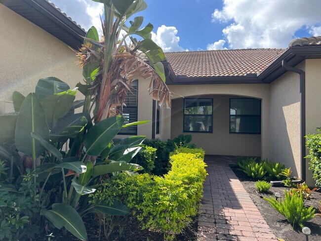 Building Photo - 2 bedroom, 2 bathroom attached villa home in Islandwalk!