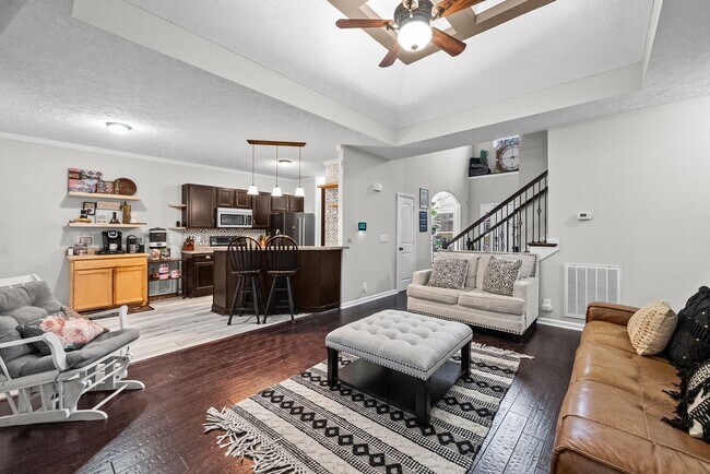 Building Photo - 632 Hidden Valley Dr