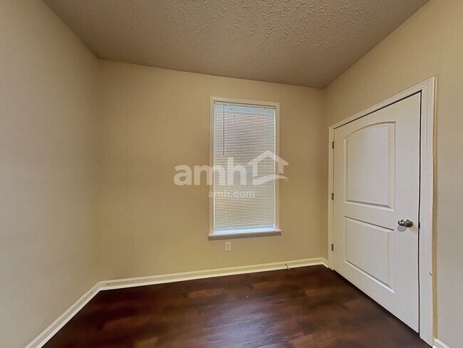 Building Photo - 15476 Old Pond Cir