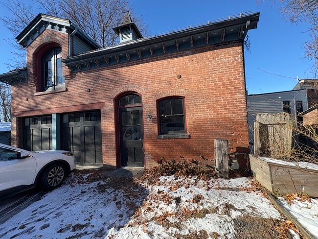 Building Photo - 10 Grand St