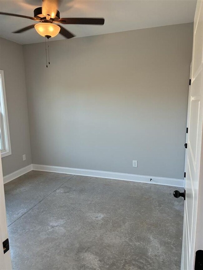 Building Photo - Spacious 3 Bedroom, 2 Bath Single-Family Home — Nashville Style in Clarksville!