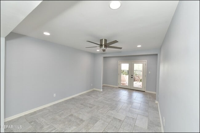 Building Photo - 5852 Mira Serena Dr