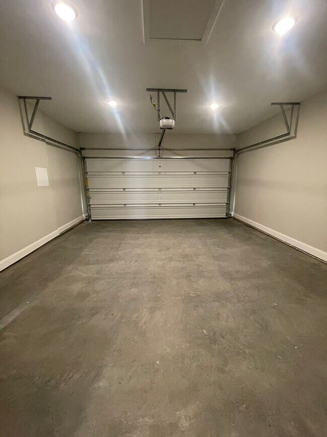 Building Photo - 2-Bedroom Townhome in Lenoir City