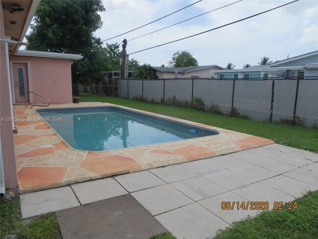 Building Photo - 8570 Sunset Strip