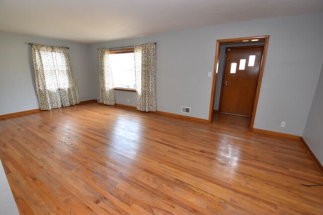 Building Photo - Upgraded Ranch Style Home in South Bend, IN
