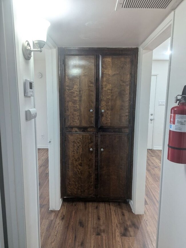 Building Photo - Clean 2 Bedroom / 1 Bathroom Apartment For Lease - Front Unit