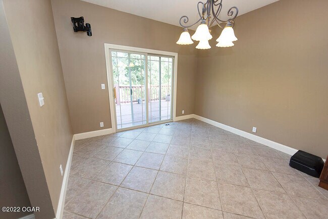 Building Photo - 2709 Summit Dr