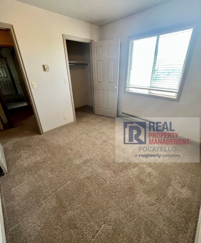 Building Photo - 3 bed 1.5 Bath Duplex - 1 Car Garage