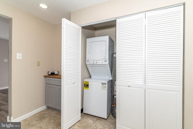 Building Photo - 400 E Main St