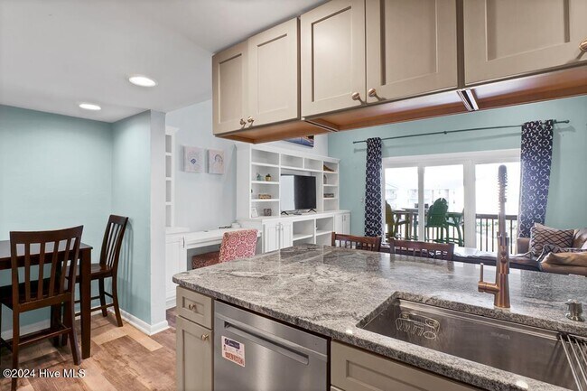 Building Photo - 918 N New River Dr