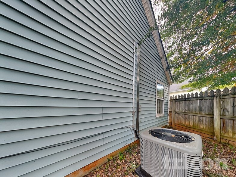 Building Photo - 1831 Commonwealth Dr