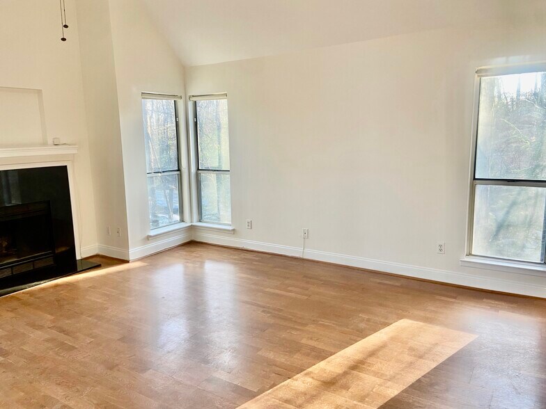 Building Photo - 2512 Cranbrook Ln