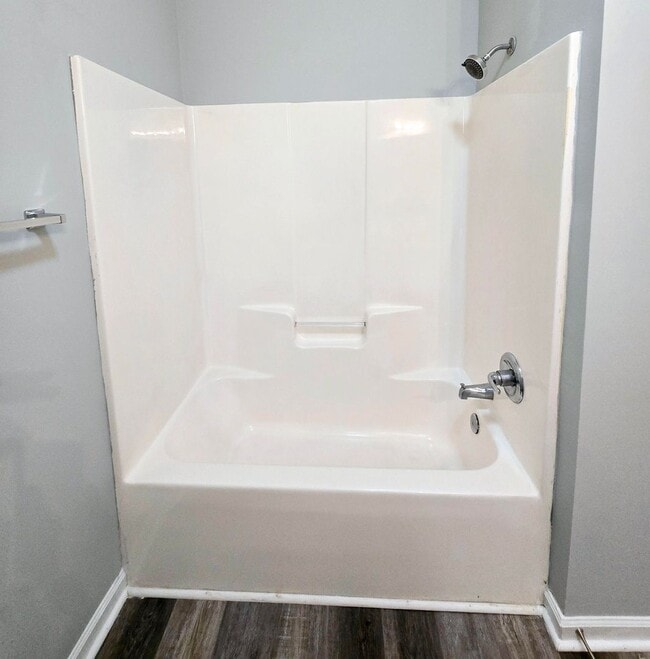 Building Photo - NEW LISTING: Stunning 3 Bed, 2 Bath Condo in Burlington!