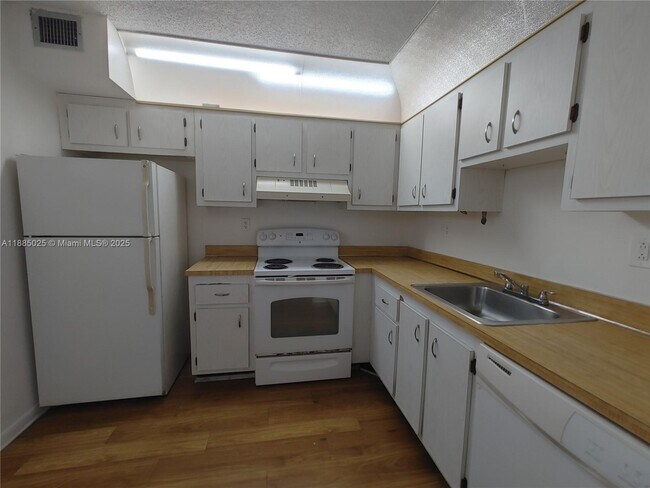 Building Photo - 1820 SW 81st Ave