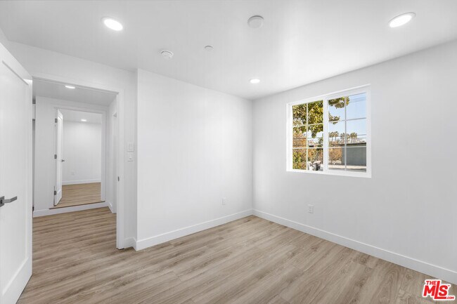 Building Photo - 498 E 52nd St