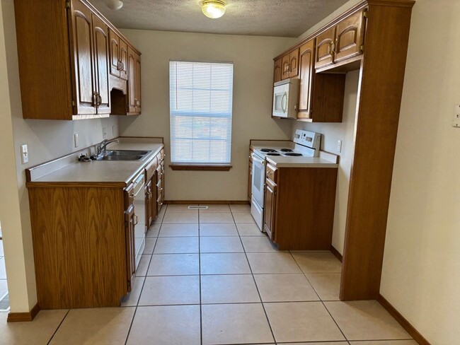 Building Photo - Two bedroom, 2 bath, 2 car garage duplex i...