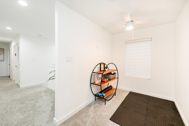 Building Photo - 425 Deer Path Lp