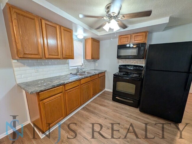 Building Photo - Fabulous 3/1/1 980 Sq. Ft. with NEW AC, NEW flooring, UPDATED kitchen & bath with GRANITE counter...