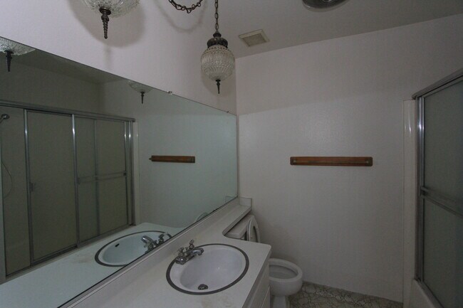 Building Photo - 3bedroom/ 2bathroom Condo with 2 garage parking
