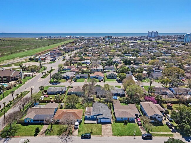 Building Photo - 105 Pompano Ave