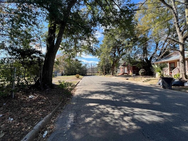 Building Photo - 677 W 5th Ave