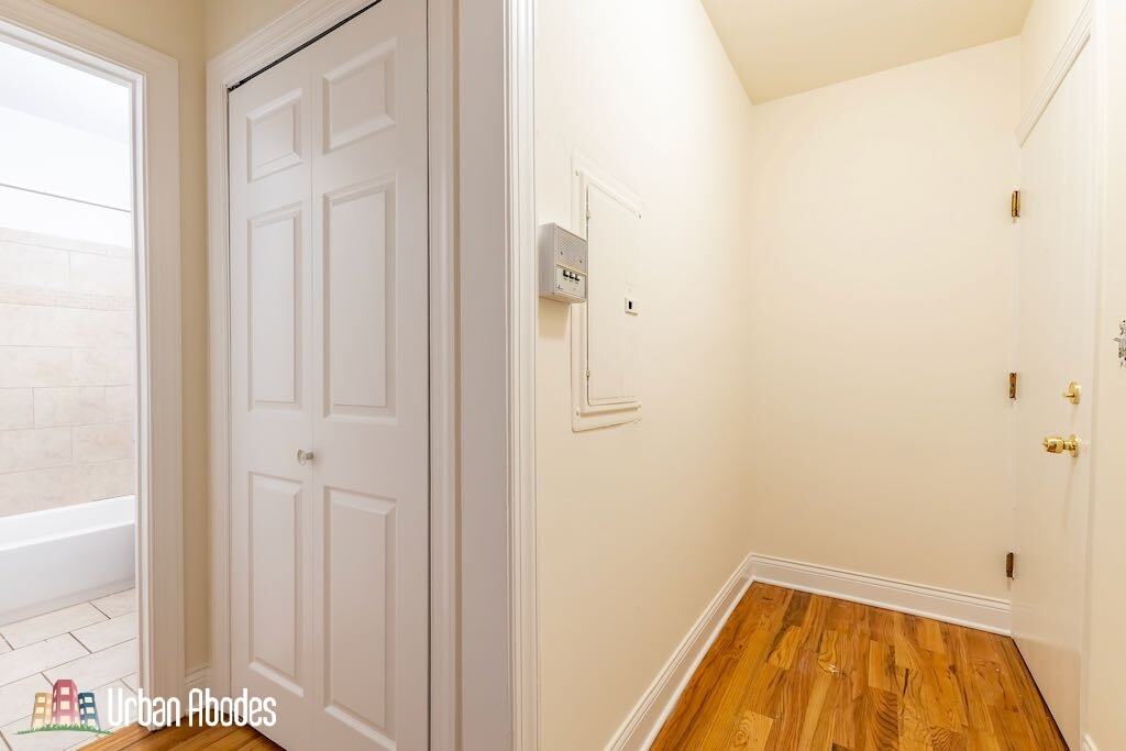 Building Photo - 816 W Cornelia Ave