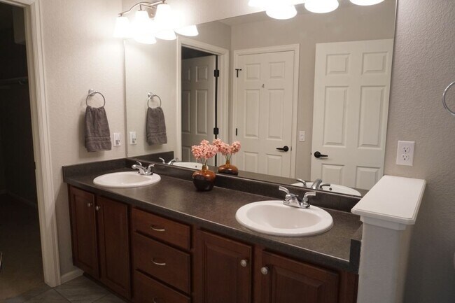 Building Photo - Partially Furnished (or unfurnished) Singl...