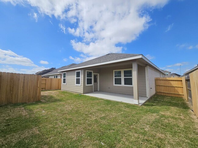 Building Photo - 8338 Bay Oaks Dr