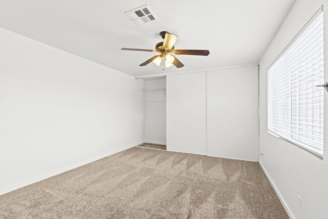 Building Photo - "Charming 3-Bedroom Townhouse Oasis with 2 Full Baths in Las Vegas – 1220 Sq Ft of Comfortable Li...