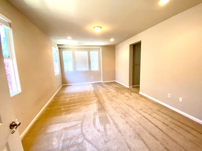 Building Photo - 910 Montage Cir