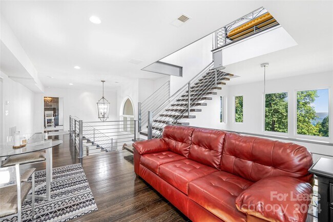 Building Photo - 49 Castle Ct