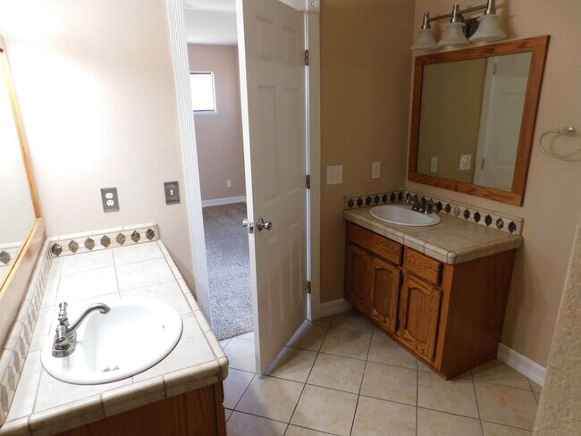 Building Photo - Gorgeous 3 Bed 2 Bath House in a Great Neighborhood