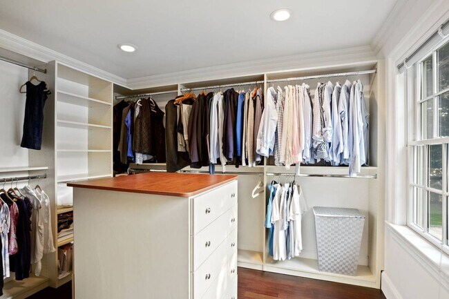 Building Photo - 50 Narrow Ln