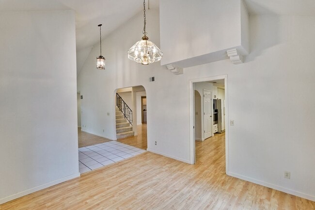 Building Photo - Lovely and spacious 3BR 2.5BA townhouse in...